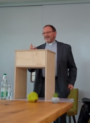 Monsignore Treutlein beim Vortrag