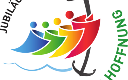 Logo des Heiligen Jahrs 2025 mit Text "Jubiläum 2025" und "Pilger der Hoffnung" mit einem Kreuz, das in einem Anker mündet und bunten stilisierten Pilgern