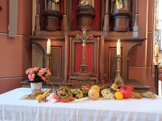 Erntedankgaben am Seitenaltar