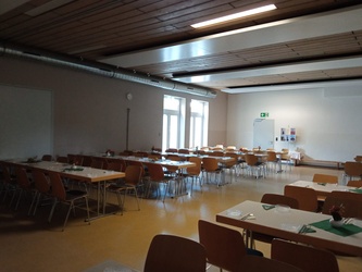 Turnsaal im Bürgeheim mit gedeckten Tischen
