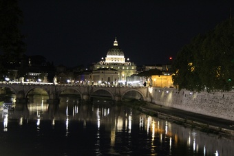 Blick über den Tiber auf St. Peter bei Nacht