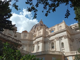 Blick durch ein Blätterdach auf den Petersdom vom deutschen Friedhof aus