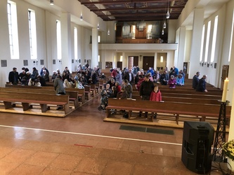 Blick in den Kirchenraum mit Besuchern des Highlight Sunday