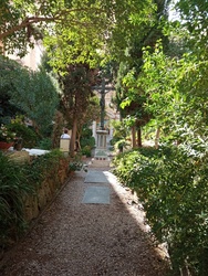Blick auf ein Kreuz im deutschen Friedhof im Vatikan - Campo Santo Teutonico