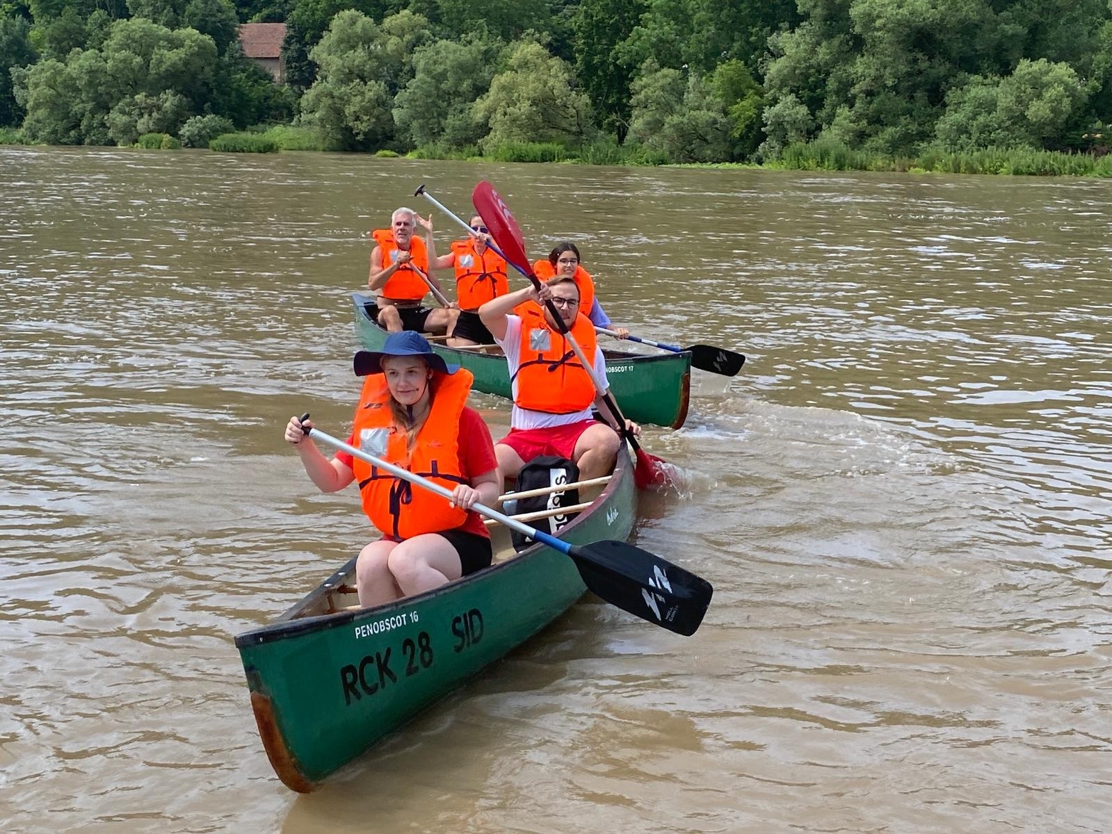 Mit der kja-Regionalstelle Main-Spessart waren die Jugendlichen paddeln auf dem Main. Mit der kja-Regionalstelle Main-Spessart waren die Jugendlichen paddeln auf dem Main.
