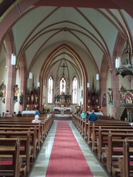 Blick durch die Kirche Essfeld Richtung Altar