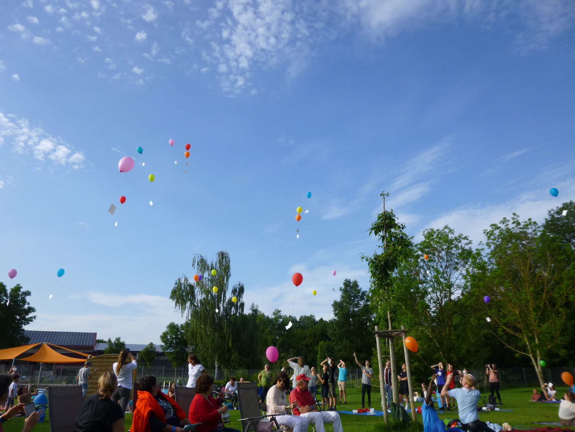 Im Freibad Gelchsheim feierten die Regionalstellen Kitzingen und Ochsenfurt einen Gottesdienst mit Weihbischof Ulrich Boom. Im Freibad Gelchsheim feierten die Regionalstellen Kitzingen und Ochsenfurt einen Gottesdienst mit Weihbischof Ulrich Boom.