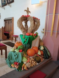 Erntedankgaben mit Erntekrone