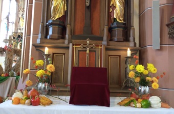 Erntedankgaben am Seitenaltar