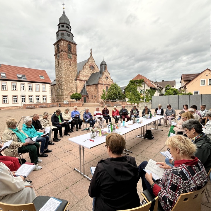 Ökumenische Pfingsttafel auf dem Dorfplatz Kahl