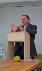 Monsignore Treutlein beim Vortrag